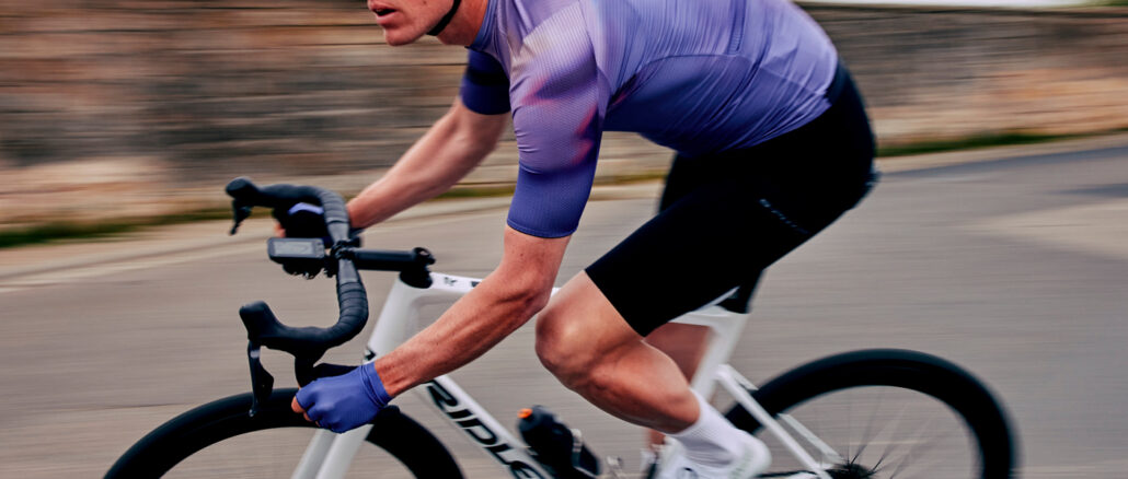 Gli occhiali sono fondamentali durante le uscite in bici perché proteggono gli occhi da vento, insetti, polvere e raggi solari, migliorando comfort, sicurezza e visibilità. (Foto: Shimano)