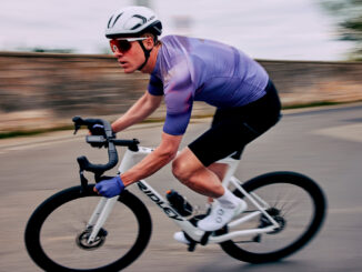 Gli occhiali sono fondamentali durante le uscite in bici perché proteggono gli occhi da vento, insetti, polvere e raggi solari, migliorando comfort, sicurezza e visibilità. (Foto: Shimano)