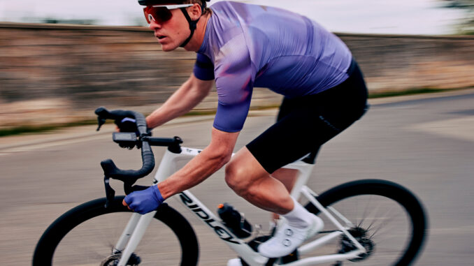 Gli occhiali sono fondamentali durante le uscite in bici perché proteggono gli occhi da vento, insetti, polvere e raggi solari, migliorando comfort, sicurezza e visibilità. (Foto: Shimano)