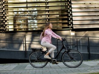 La guida alle city e-bike donna per un 2025 smart e sostenibile