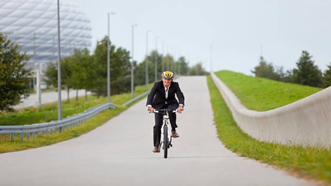 Perché la bicicletta elettrica è il futuro delle città nel 2025