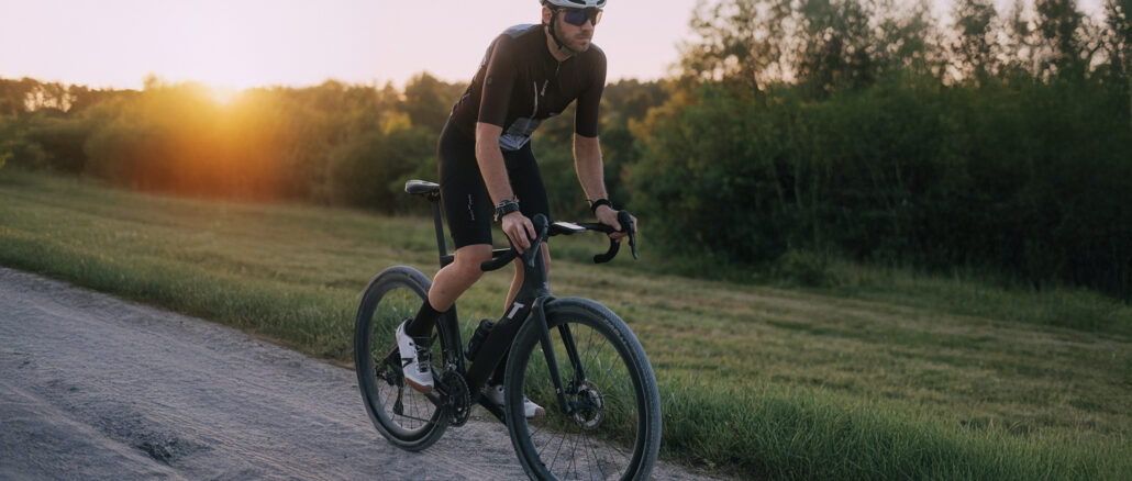 Il mondo gravel unisce esplorazione, fatica e paesaggi lontani dal traffico. Foto: Santini