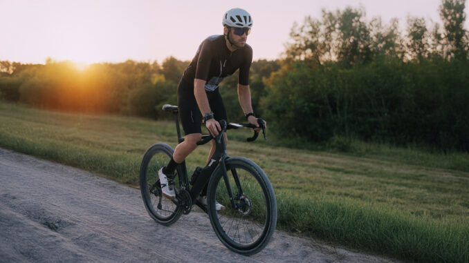 Il mondo gravel unisce esplorazione, fatica e paesaggi lontani dal traffico. Foto: Santini