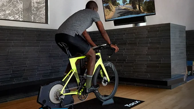 Pedalare sui rulli è un buon metodo di allenamento nella stagione invernale