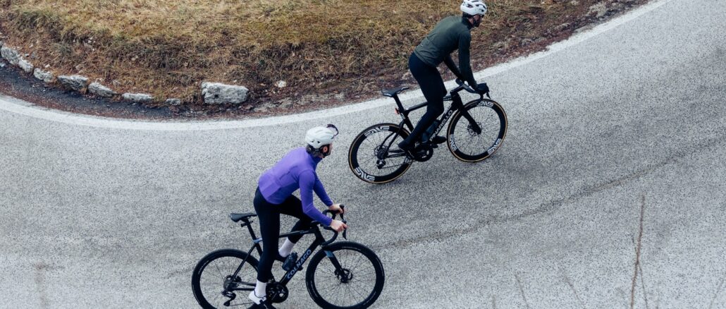 D’inverno si pedala al meglio, con l’abbigliamento giusto che protegge dal freddo e mantiene ergonomia e comfort. Foto: Santini