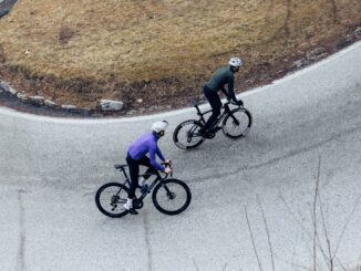 D’inverno si pedala al meglio, con l’abbigliamento giusto che protegge dal freddo e mantiene ergonomia e comfort. Foto: Santini