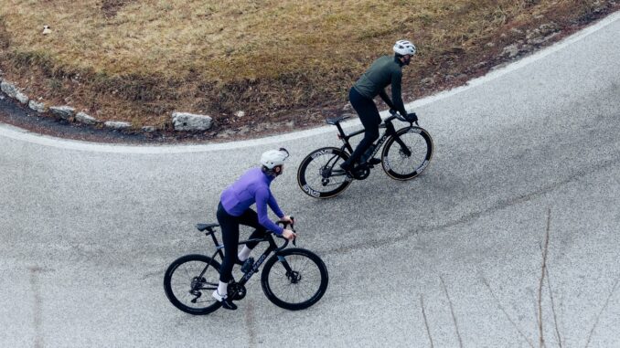 D’inverno si pedala al meglio, con l’abbigliamento giusto che protegge dal freddo e mantiene ergonomia e comfort. Foto: Santini