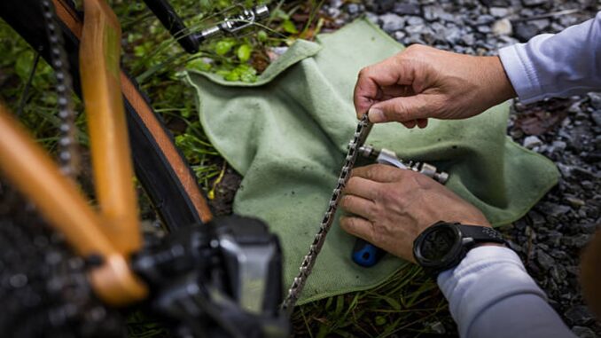 Scopri gli strumenti essenziali per una bici perfetta: pulizia, riparazione e protezione