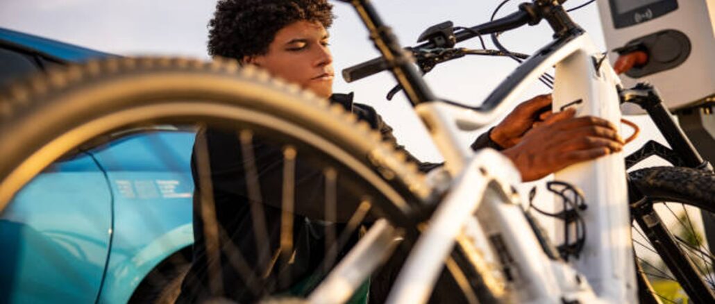 Innovazione e praticità: il mondo del ciclismo si rinnova con attrezzi, supporti e bici elettriche