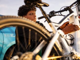 Innovazione e praticità: il mondo del ciclismo si rinnova con attrezzi, supporti e bici elettriche