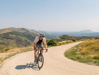 Come scegliere l’outfit perfetto per il ciclismo estivo nel 2025