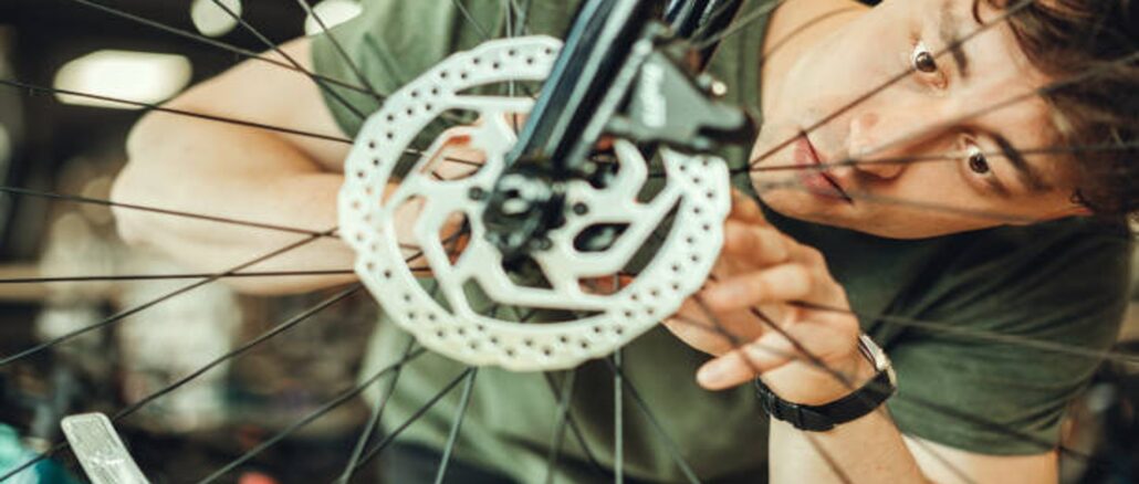 Esplora le ultime novità per il ciclismo: freni di precisione e display LCD per un controllo totale delle tue avventure