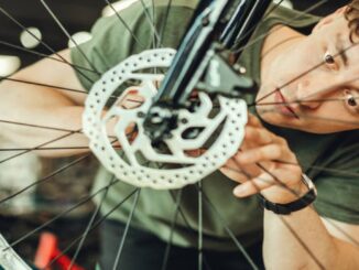 Esplora le ultime novità per il ciclismo: freni di precisione e display LCD per un controllo totale delle tue avventure