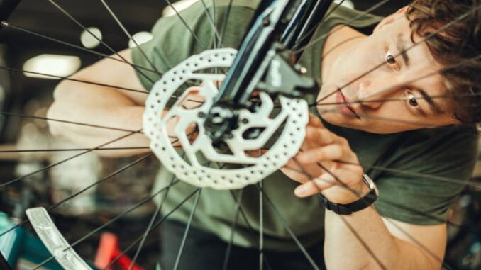 Esplora le ultime novità per il ciclismo: freni di precisione e display LCD per un controllo totale delle tue avventure