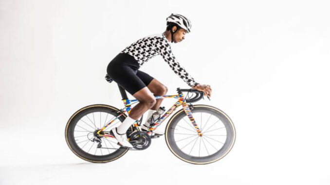 Scopri le novità del ciclismo 2025: pantaloncini, abbigliamento termico e set traspiranti