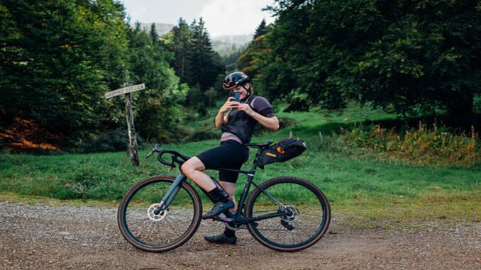 Come migliorare le tue uscite in bici con tecnologia avanzata e abbigliamento traspirante