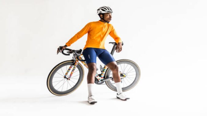 Outfit completi e accessori di alta qualità per il ciclista di oggi