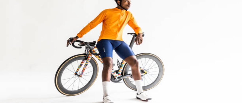 Abbigliamento innovativo per ciclisti: dalle mantelline alle canotte traspiranti